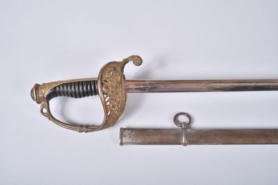 une épée et un couteau posés sur une surface blanche