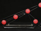 cinq boules rouges reliées par un fil