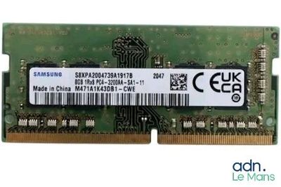 un gros plan d'un module RAM sur lequel figure un code-barres