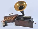 un vieux gramophone avec son coffret à côté