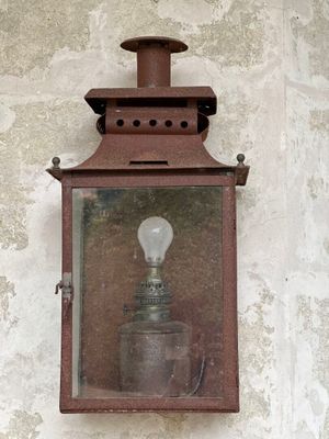 une lampe accrochée au mur
