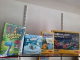 de nombreux livres pour enfants sur les étagères de la pièce