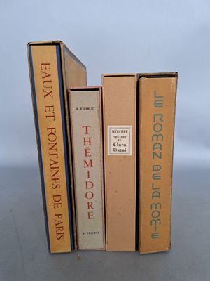 trois livres superposés sur une table
