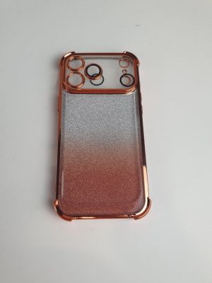 un gros plan sur une coque de téléphone portable avec un dégradé rose et argenté