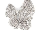 une image représentant une broche en forme de diamant sur fond blanc
