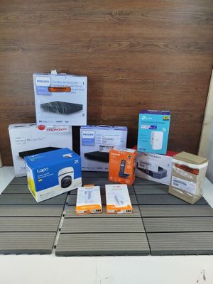 de nombreuses boîtes contenant du matériel électronique posées sur une table