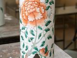 un vase posé sur une table dans une pièce