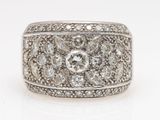 gros plan d'une bague en diamant sur une surface blanche