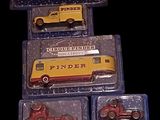 de nombreux types différents de véhicules miniatures dans des boîtes en plastique