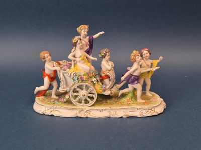 une figurine représentant un groupe de personnes à bord d'une calèche