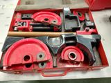 une boîte à outils rouge contenant quelques outils