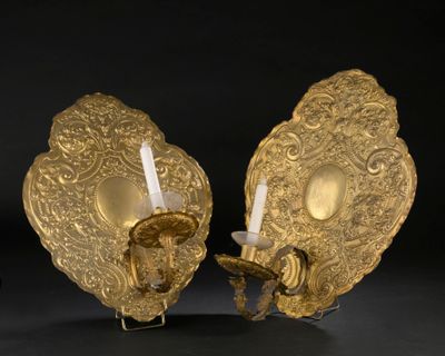 paire d'appliques plaquées or avec bougeoirs sur fond noir