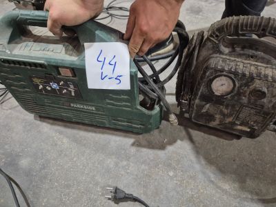 un homme qui travaille sur une machine dans le garage