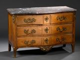 une commode surmontée d'un plateau en marbre