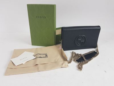 Sac à bandoulière Gucci en cuir noir avec bandoulière à chaîne