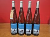 trois bouteilles de vin posées sur une table en bois