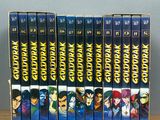 un lot de six figurines VHS représentant divers personnages d'anime, posées sur une table