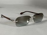 gros plan d'une paire de lunettes de soleil sur une surface blanche