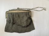 une image représentant un sac à main entouré d'une chaîne