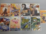 de nombreuses jaquettes de jeux vidéo posées ensemble sur la table