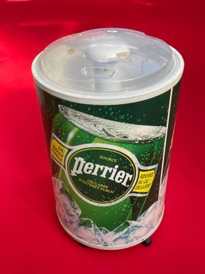 un gros plan d'un récipient en plastique muni d'un couvercle, posé sur une surface rouge