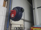 un tuyau raccordé au mur d'un immeuble
