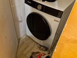 un lave-linge et un sèche-linge dans le coin d'une pièce