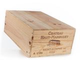 une boîte en bois portant une étiquette, posée sur une surface blanche