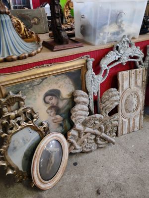 de nombreux objets anciens posés sur une table dans une pièce