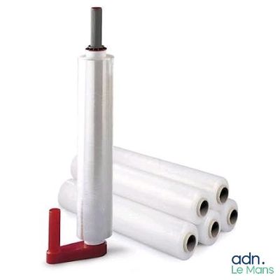 quatre rouleaux de plastique sur fond blanc