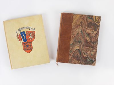 deux livres posés l'un à côté de l'autre sur une surface blanche