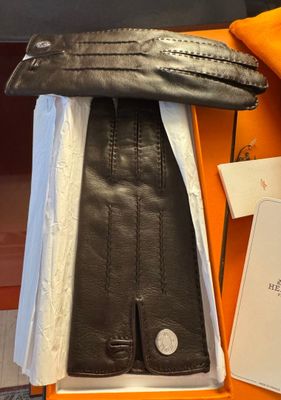 une boîte contenant une paire de gants en cuir noir