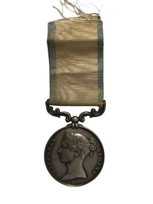 Gros plan sur une médaille entourée d'un ruban
