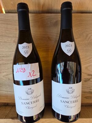 deux bouteilles de vin posées sur une étagère l'une à côté de l'autre