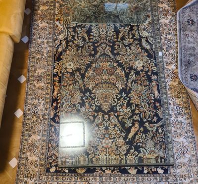 un grand tapis posé au sol, à côté d'un canapé