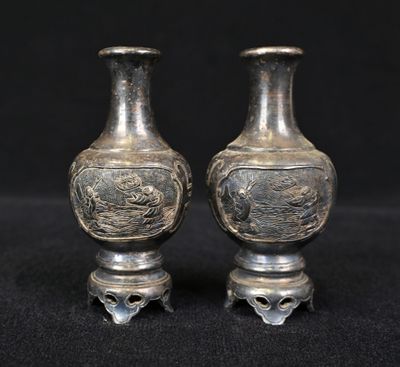 paire de vases anciens chinois en argent sur socle, sur fond noir