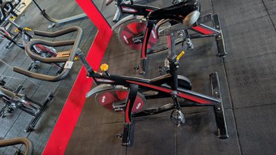 many bikes that are lined up in the gym