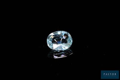 gros plan d'un diamant bleu sur une surface noire