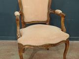une chaise ancienne avec une assise rembourrée beige et une assise rembourrée beige