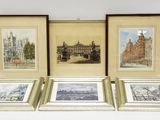 trois photos encadrées représentant des bâtiments et un bâtiment surmonté d'une horloge