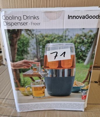 emballage d'un distributeur de boissons dans une boîte en carton posée sur une table