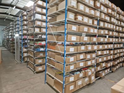 une grande quantité de cartons sur les étagères de l'entrepôt