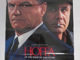 L'affiche du film « Hofea » est accrochée au mur.