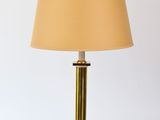 lampe de table en laiton avec un abat-jour beige sur fond blanc