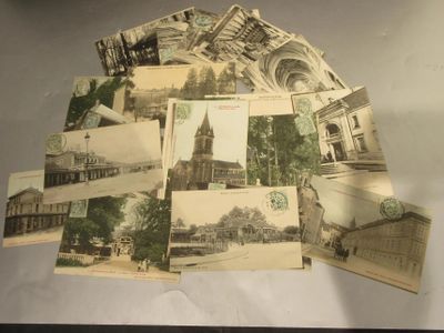 une pile de vieilles cartes postales posées sur une table