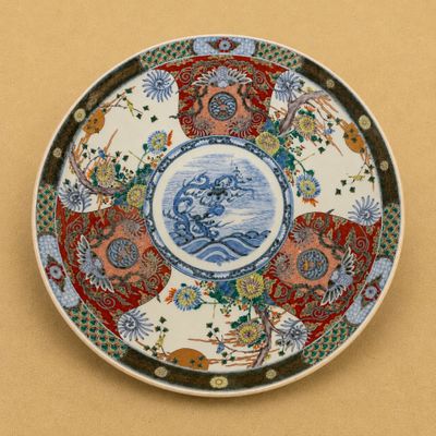 une assiette avec la photo d'une femme dessus