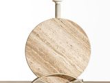 une plaque de marbre posée sur un socle métallique, elle-même posé sur une table
