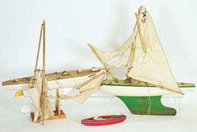 un petit bateau et un autre petit bateau sur une surface blanche
