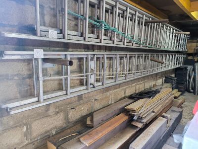 de nombreux morceaux de bois empilés contre le mur