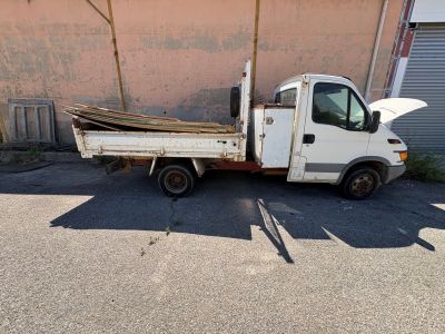 un camion blanc garé sur le parking